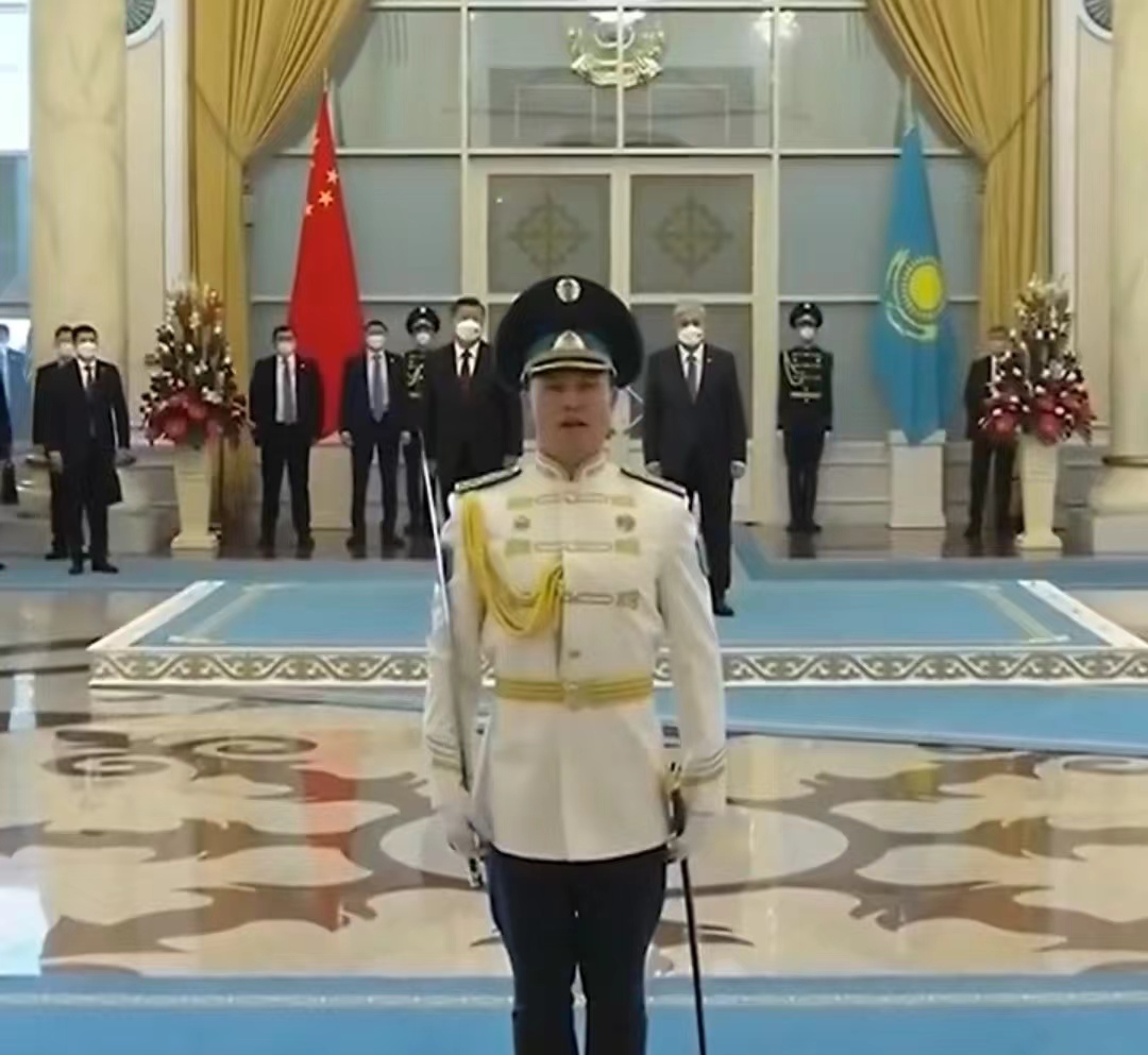 习近平出席哈萨克斯坦总统举行的欢迎仪式