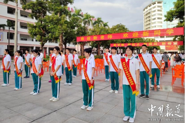 海南华侨中学初中部举行新学年开学典礼 四千师生共启育人新篇章